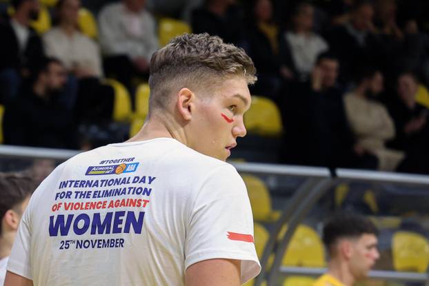 Split: Košarkaši igrali "našminkani" u znak podrške Međunarodnom danu borbe protiv nasilja nad ženama