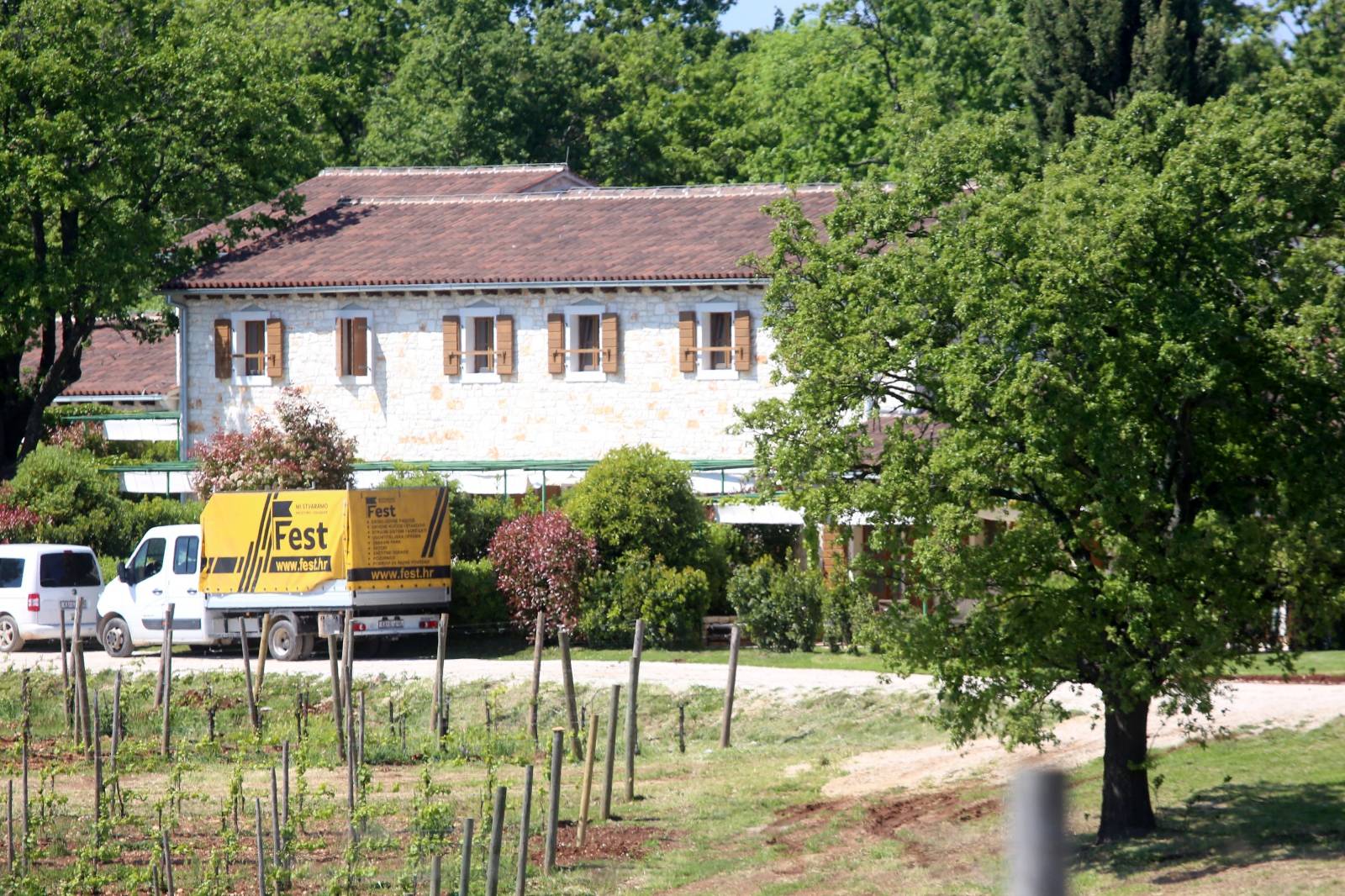 Pripreme u vili Meneghetti za vjenÄanje Maje Å uput i Nenada Tatarina