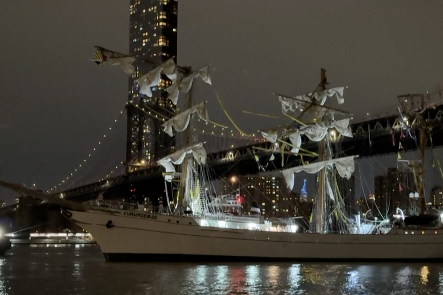 Brod meksičke mornarice udario u Brooklyn Bridge