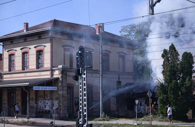 Zagreb: Požar u napuštenoj baraci kod Zapadnog kolodvora