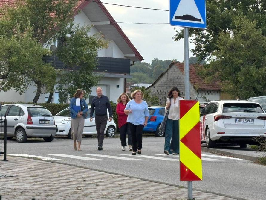Zazvonilo je i prvo ovogodišnje školsko zvono: Roditelji učenika u D. Dragonošcu prosvjeduju