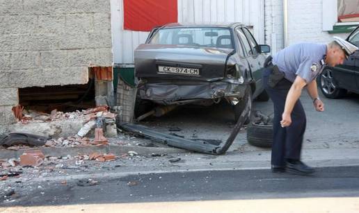 Parkirani Opel spasio ih od Renaulta koji je razbio zid