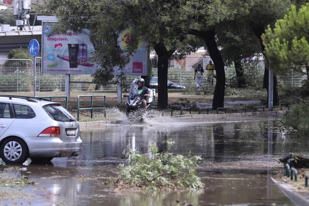 Velike štete u okolici Poljuda nakon oluje koja je poharala Split