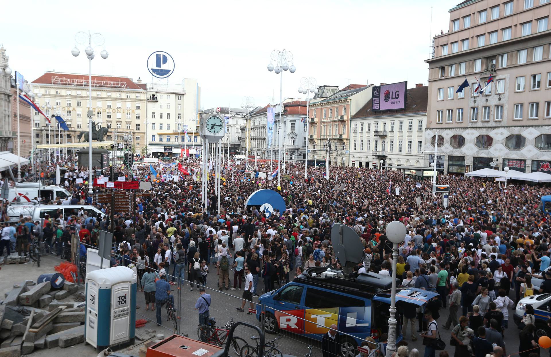 Na današnji 2016. održani veliki prosvjedi "Hrvatska može bolje" u znak potpore kurikularnoj reformi