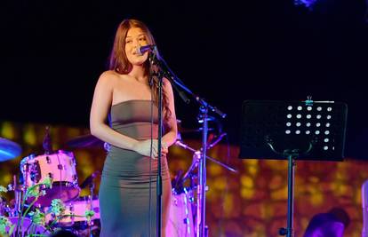 Lu Dedić stala na pozornicu za tatu Matiju i baku Gabi i ganula