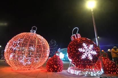 FOTO Advent u Križevcima: Klizalište za djecu, a za odrasle - degustacija vina i sireva