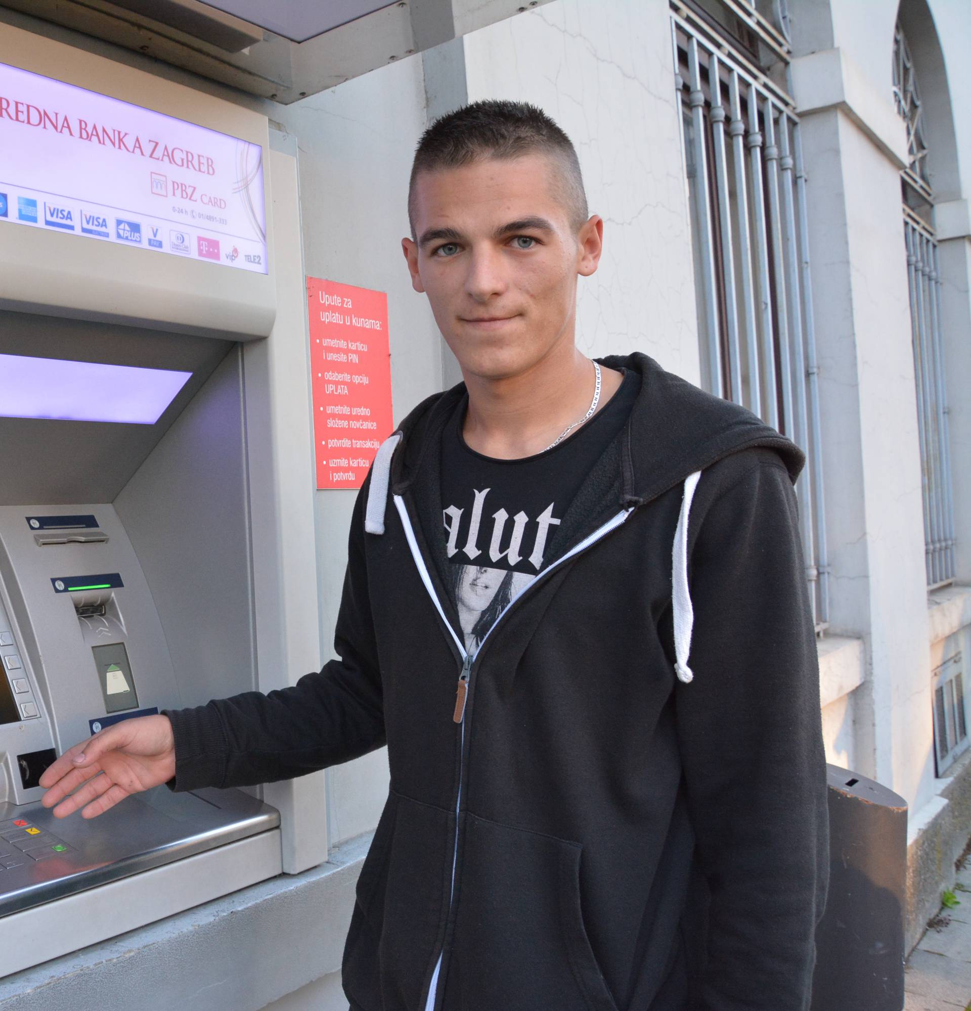 Mladić pronašao  2000 kuna na bankomatu: 'Vratio sam novac'