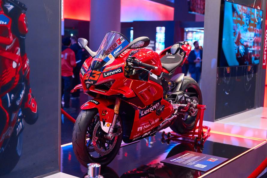 Ovaj laptop ima ekran koji se savija i može vas pratiti po sobi