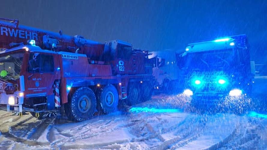 FOTO Snježni kaos paralizirao Austriju, zatvorili aerodrom u Beču, 30.000 kuća bez struje