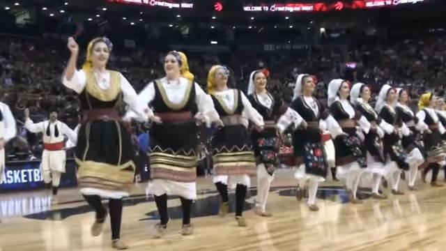 Publika je ostala u čudu: Srbi zaplesali kolo na NBA utakmici