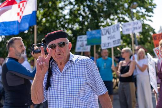 FOTO Ovako su Li&ccaron;ani do&ccaron;ekali politi&ccaron;are: 'Mjesto zlo&ccaron;ina!'