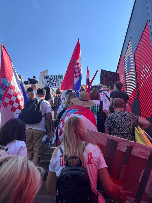 MOJA LIKA NEĆE PASTI Prvi prosvjednici stigli na Glavni kolodvor. Pogledajte fotke