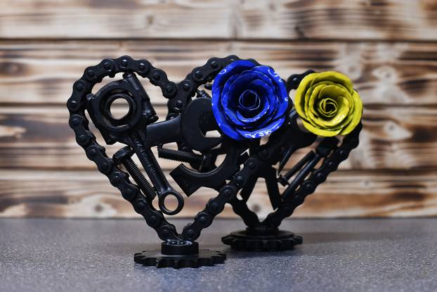 Karlo iz Koprivnice izrađuje zanimljive ukrase i skulpture od dijelova automobila i motora