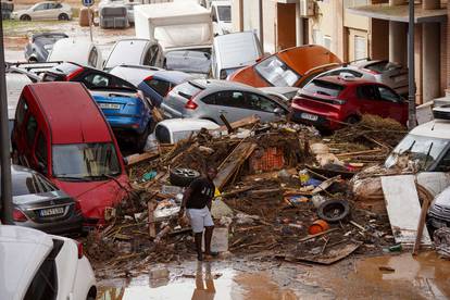 GALERIJA Apokaliptične scene iz Španjolske: Općina izgleda kao da je kroz nju prošao tornado!