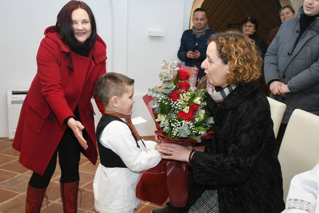 Sisak: Sisački biskup Vlado Kosić blagoslovio je župnu kuću, danas čuvaonicu župe sv. Marije Magdalene u Selima