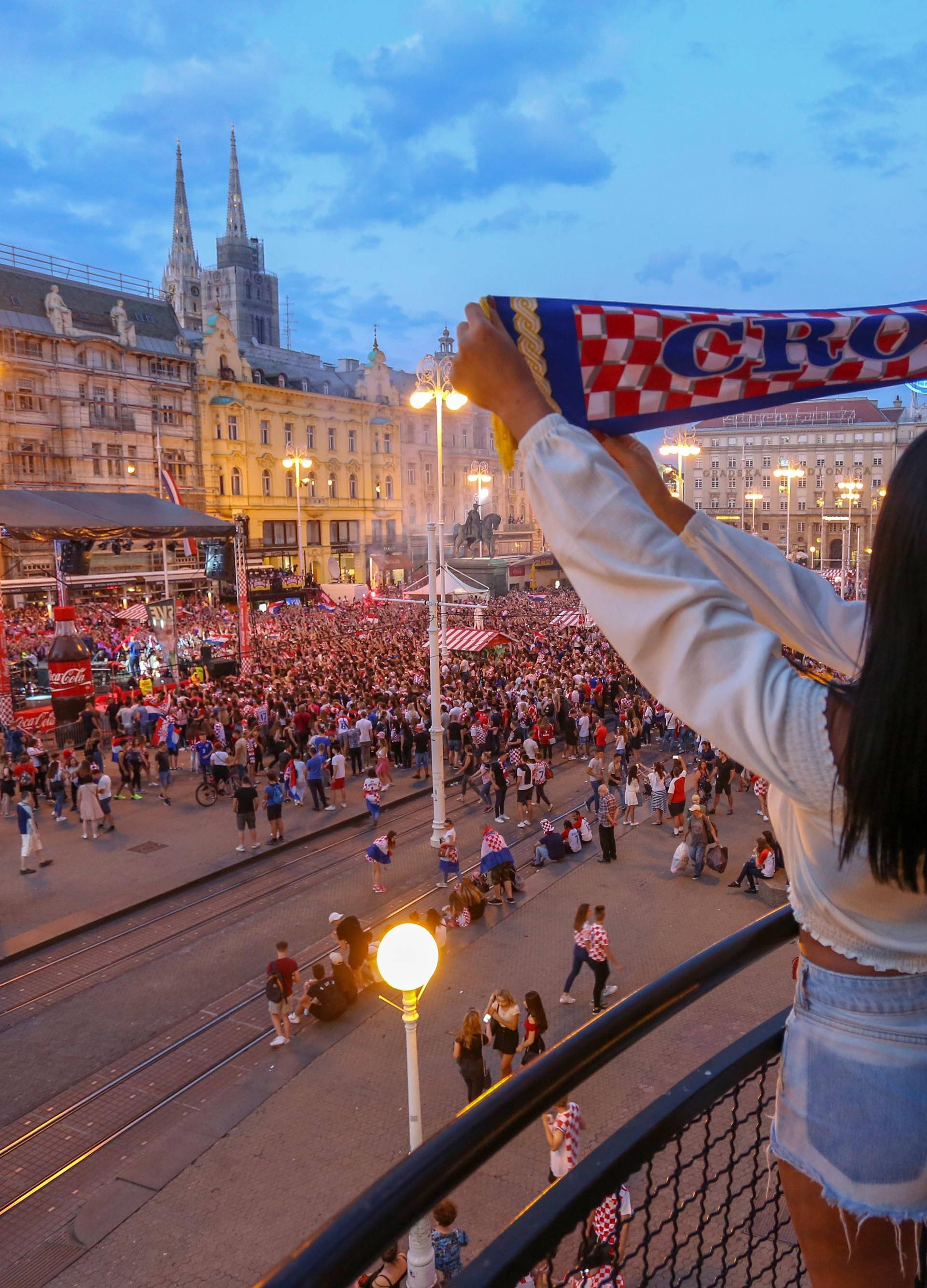 Zagreb: Atmosfera na Trgu tijekom poÄ?etka utakmice Ä?etvrtfinala Rusija - Hrvatska