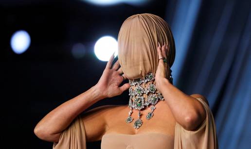 Znate li tko je ispod ove bizarne kombinacije? 'Da, da, imam i frizuru i šminku ispod ovoga!'