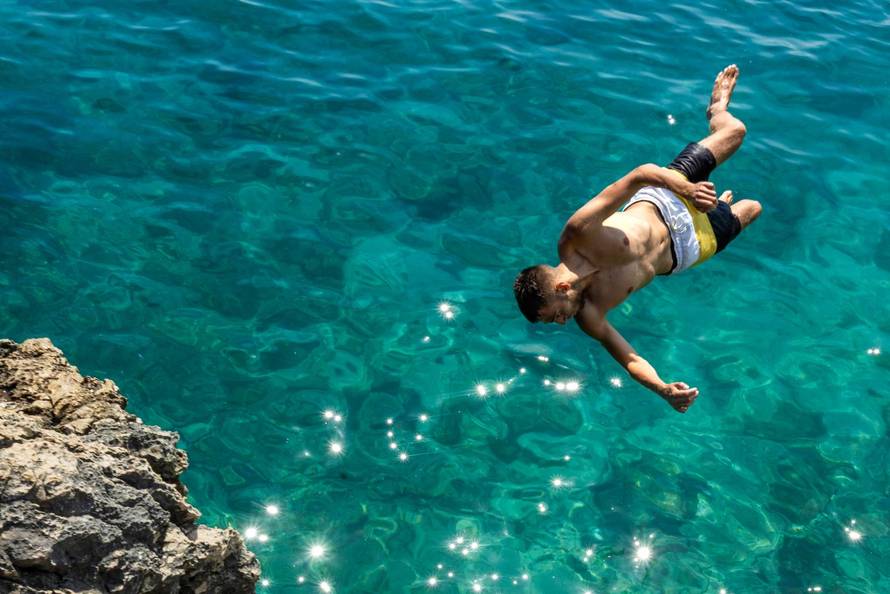 Pula: Havajska plaža na Verudeli raj je za kupače i ljubitelje skokova sa stijena