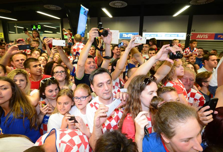 Tisuće ljudi dočekale 'vatrene'! Navijači skandirali Anti Čačiću