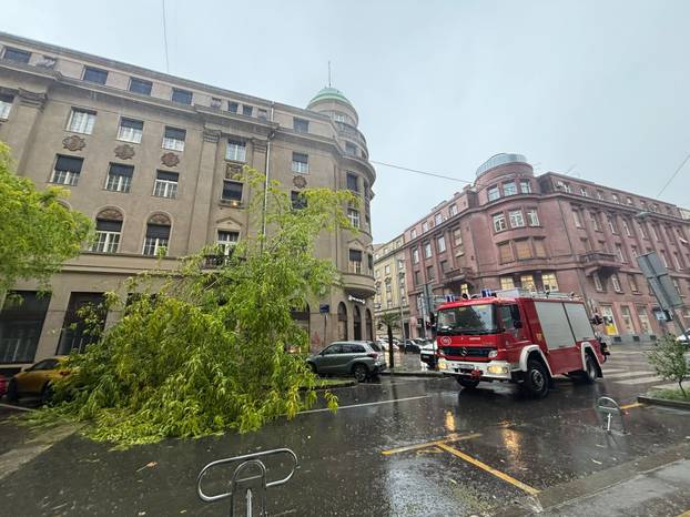 FOTO Kaos u Zagrebu nakon olujnog nevremena! Srušena stabla, skele... 'Bilo je užas!'