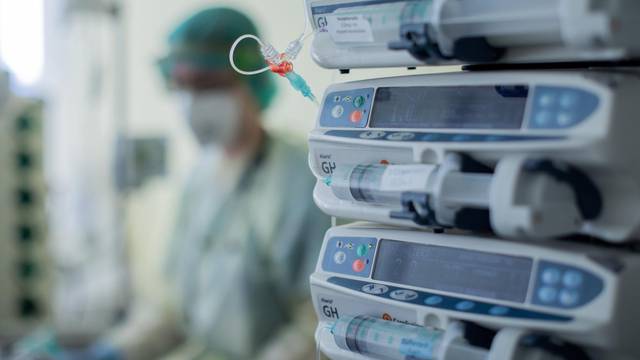 Kada nema respiratora, a hitno ga pacijent treba, priključuju ga prvo na anesteziološki uređaj