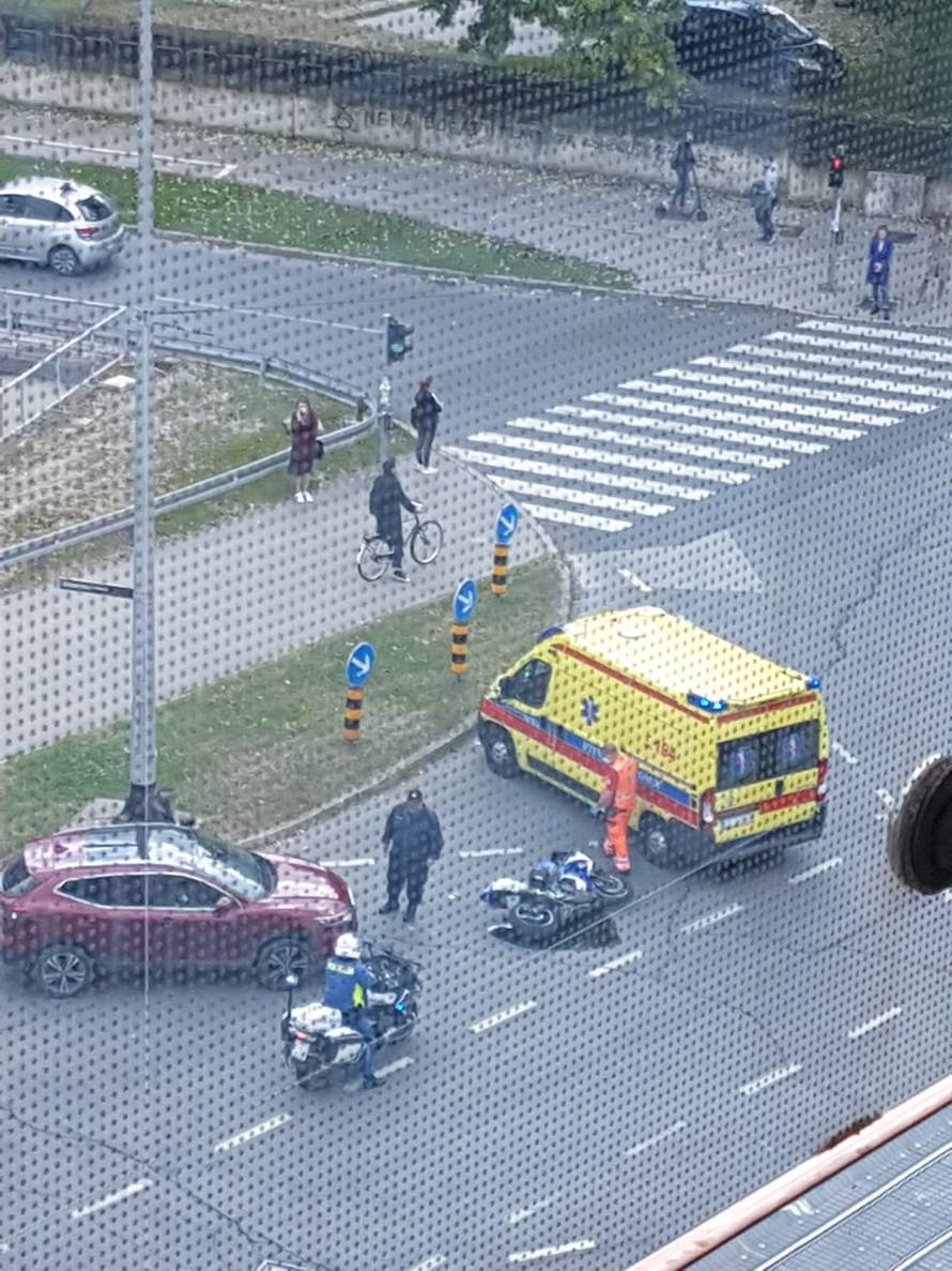 Sudar na Slavonskoj, vozač motora je podletio pod auto...