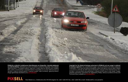 Snijeg i tuča u Drnišu i Istri: Skliske ceste, niže temperature