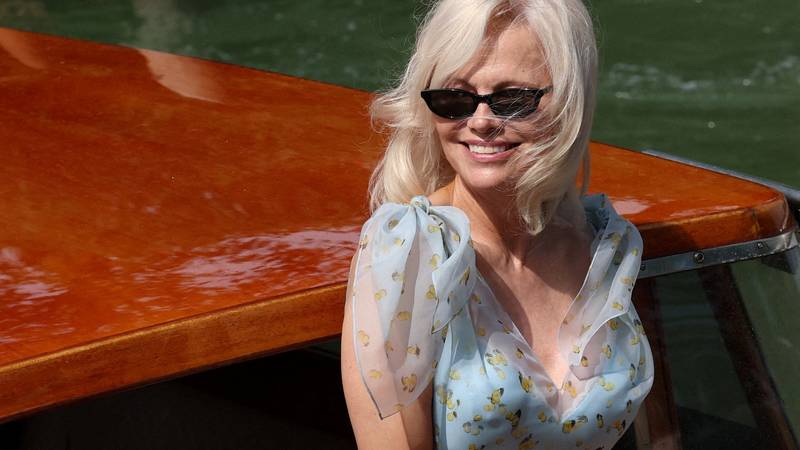 FOTO Pamela Anderson obukla lepršavu cvjetnu haljinu koja je dodatno istaknula njene grudi