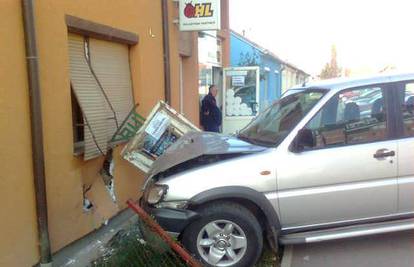 Oduzeo joj prednost te mu se Nissanom zabila u kuću