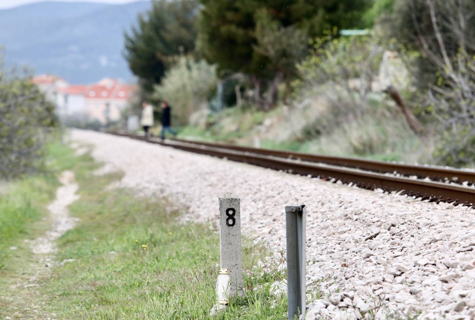 Upaljena svijeća na pruzi u Kaštel Gomilici na mjestu pogibije 17- godišnjaka