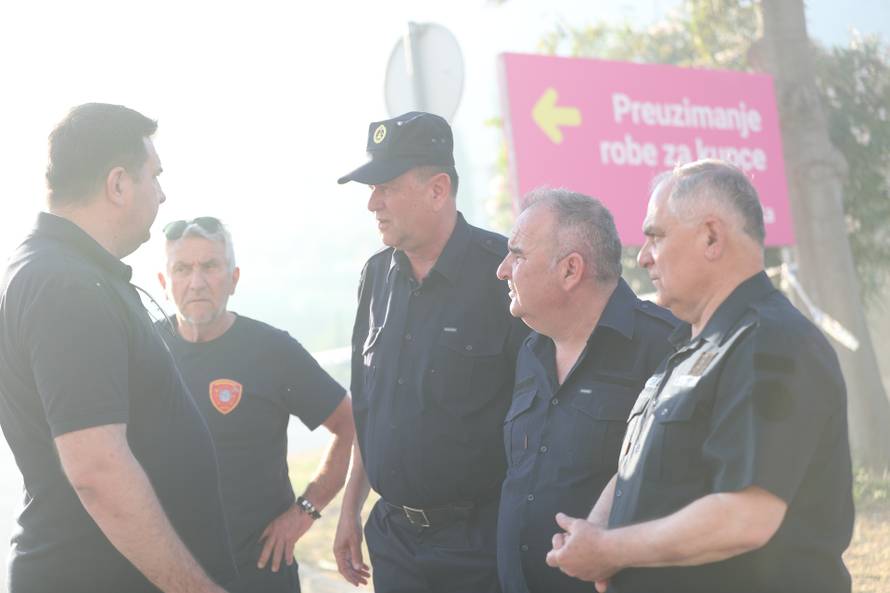 Crni dim nad Kaštelima: Buknuo veliki požar u skladištu Pevexa