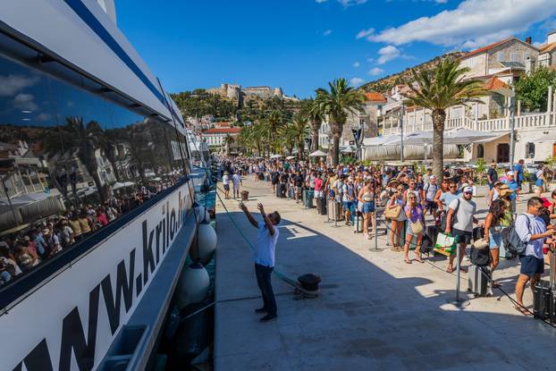 Gužva u gradu Hvaru na ukrcaj i iskrcaj sa katamarana