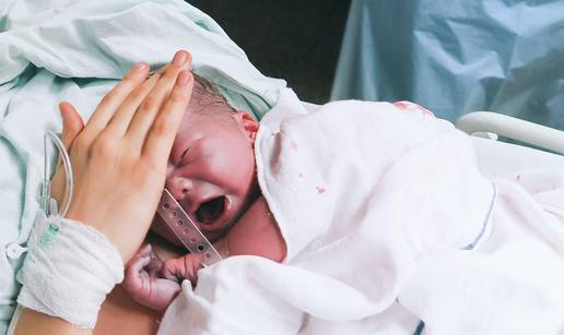 Ženi su tijekom poroda izvrnuli maternicu, umrla je u mukama