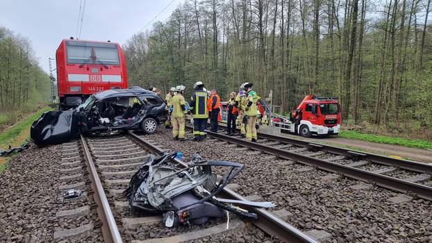 Train hits car - three dead