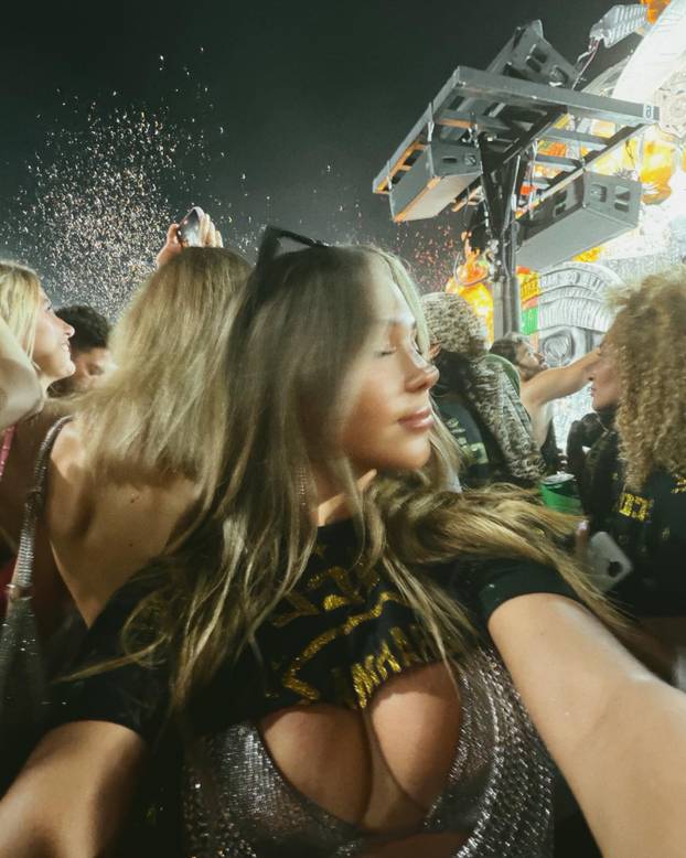 FOTO Ljepotica iz Londona na plaži ponosno ističe figuru - evo što uvijek stavlja u prvi plan