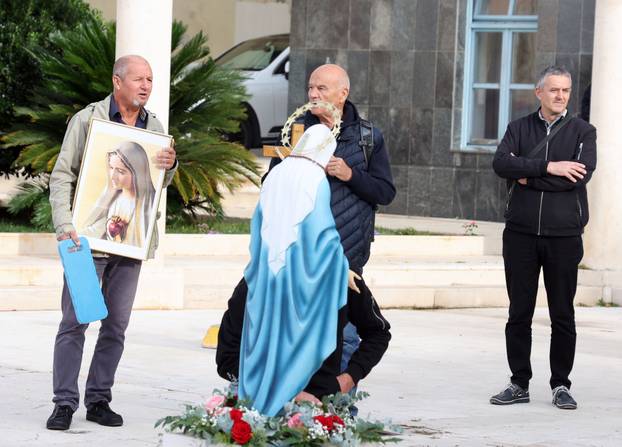 Šibenik: Molitelji krunice ispred Gradske uprave