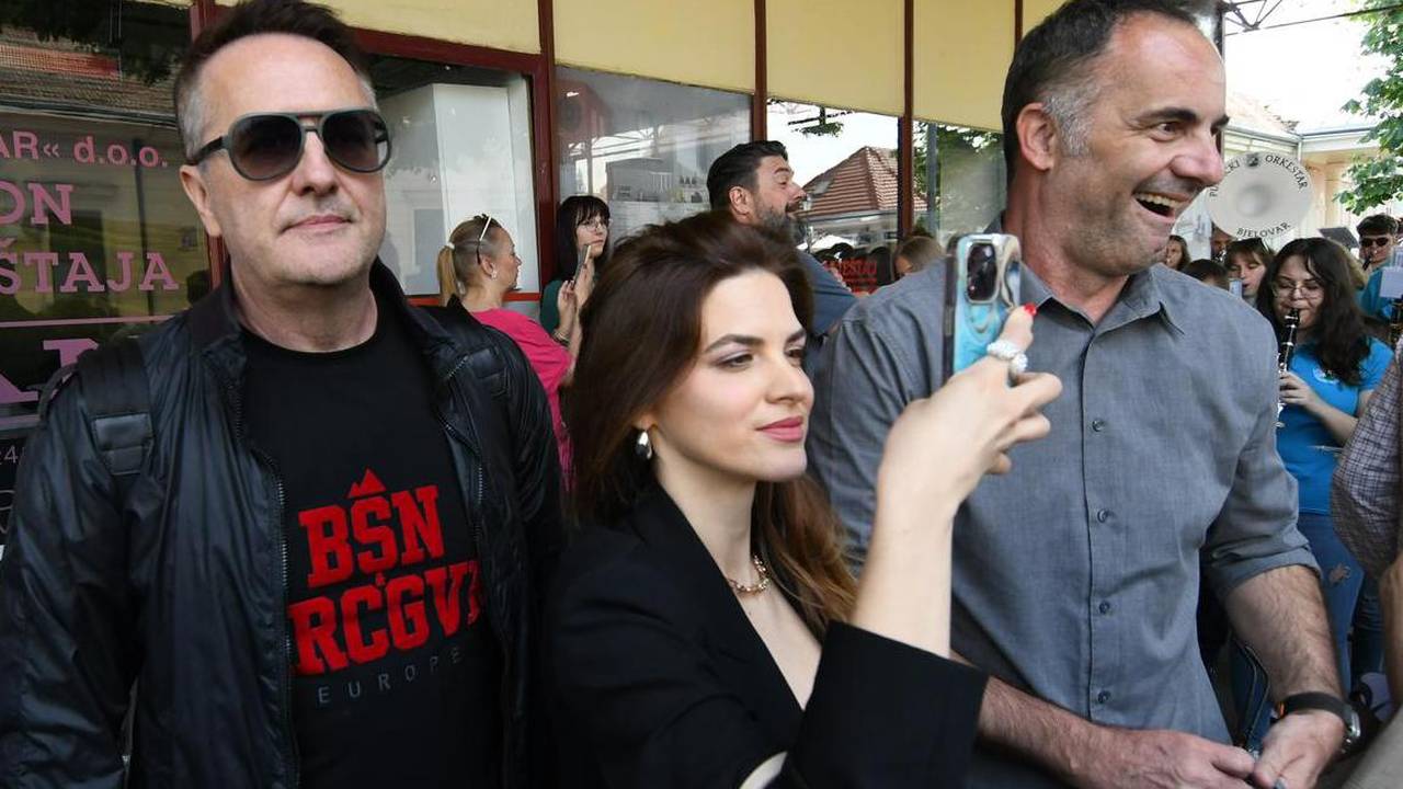 FOTO Izložba glumaca oduševila građane Bjelovara: Pogledajte tko je sve postao 'eksponat'...