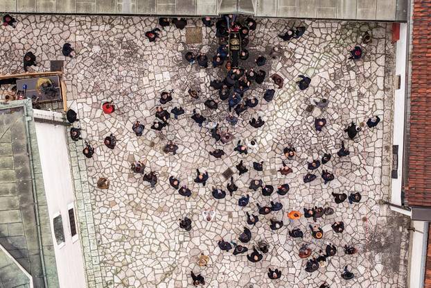 Sarajevo: Pogled iz zraka na dženazu za Halida Bešlića u Gazi Husrev-begovoj džamiji