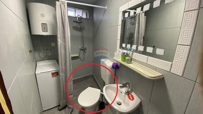 FOTO WC im stoji 'u koso' da se može proći. Ovih 18m2 prodaju u Crikvenici. Pogledajte cijenu