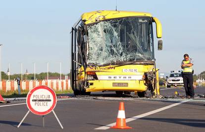 Kako bi izbjegao veću nesreću, vozač busa skrenuo na auto