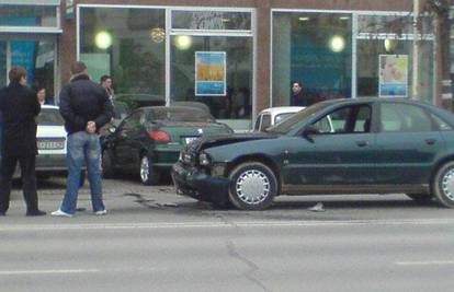 Kočio, proklizao i zabio se u automobil na semaforu