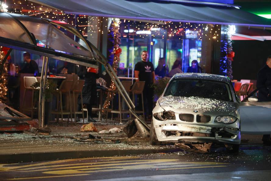 Kaos u centru Osijeka: BMW-om pokosio autobusnu stanicu, 