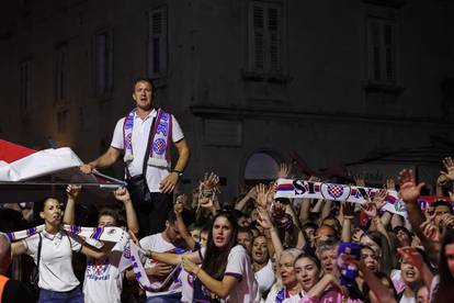 Tisuće navijača na rivi dočekalo  igrače Hajduka s trofejem Kupa