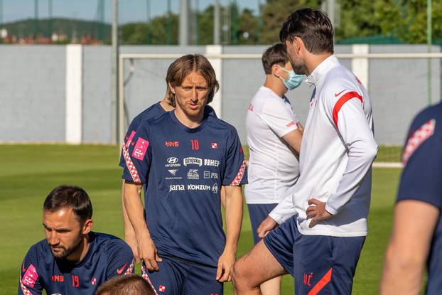 Reprezentacija u punom sastavu odradila trening u Rovinju