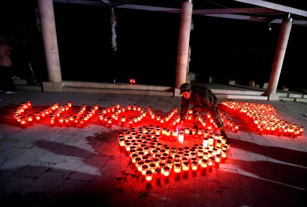 Šibenik: Na Trgu palih branitelja Domovinskog rata zapaljene su svije?e za Vukovar 