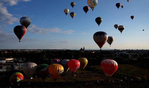 FOTO Spektakl u Češkoj: 81 balon letio iznad Hradec Kralova na 'Velikoj balonskoj fiesti'