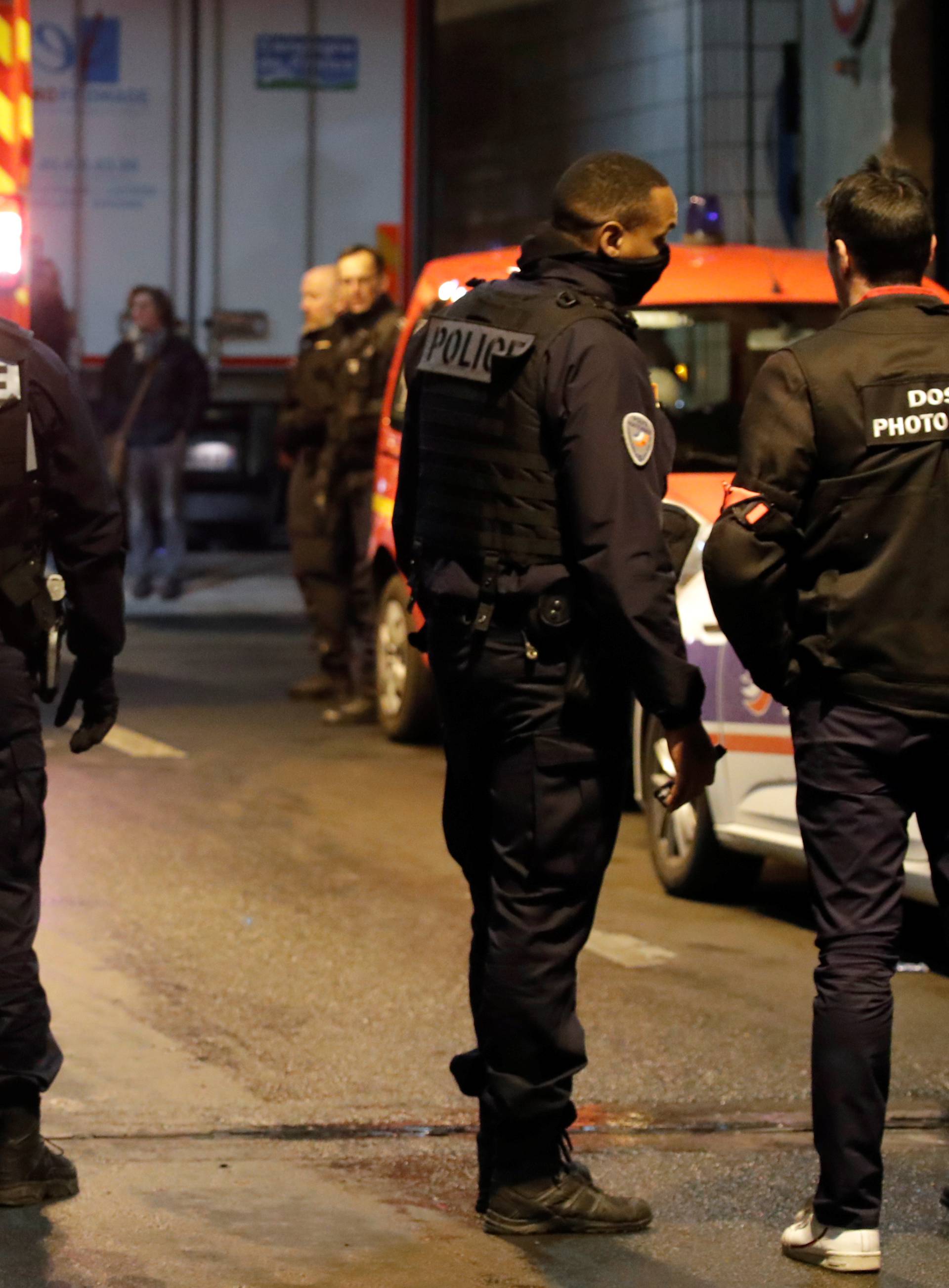 U Parizu se nožem zaletio na policajce, oni ga ubili s dva hica
