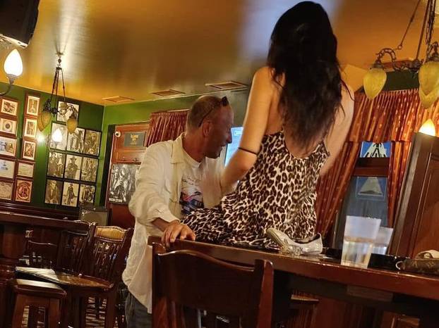 FOTOGALERIJA CRO-SRAMA Tako naši političari piju, pucaju, ljube