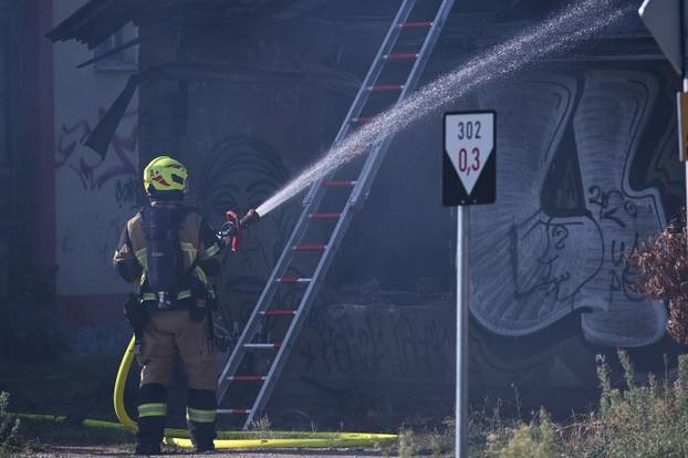 Zagreb: Požar u napuštenoj baraci kod Zapadnog kolodvora