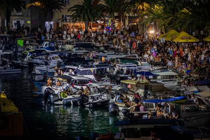 FOTO Počeo je koncert 'Trag u beskraju': Tisuće ljudi okupilo se u čast Oliveru Dragojeviću